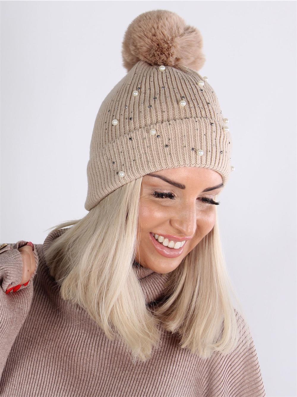 Calabria - Beigefarvet hue med perler, similisten og fake fur kvast